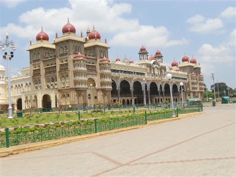  Maharaja's Palace w Mysore: Oaza Luksusu i Zwierciadlane Refleksy Historii