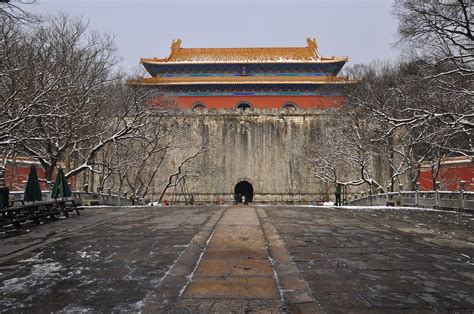 Mausoleum of Emperor Xiaoling - Zwiedzaj imponujące grobowce i odkrywaj tajemnice przeszłości!