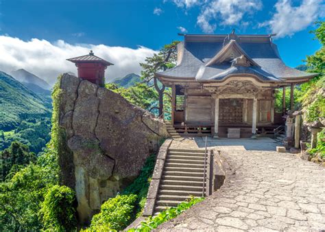 Yamadera Temple -  Stary buddyjski klasztor w górach z zapierającymi dech w piersi widokami!