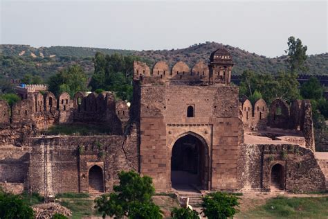  Rohtas Fort: Mistyczna twierdza na wzgórzach Pandoju!