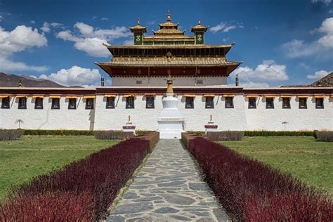 Samye Monastery:  Skarb tybetanskiej architektury i duchowości!